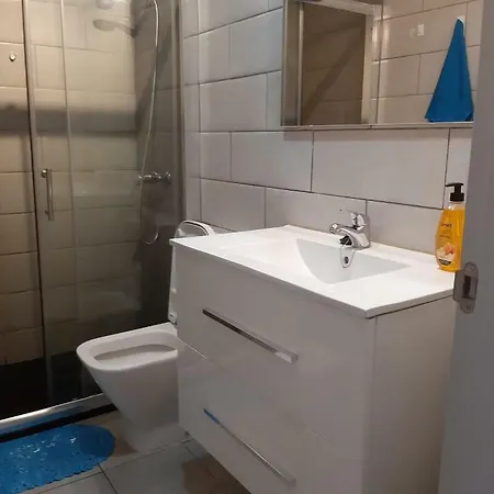 Comfortable Next To The Pools דירה אדחה